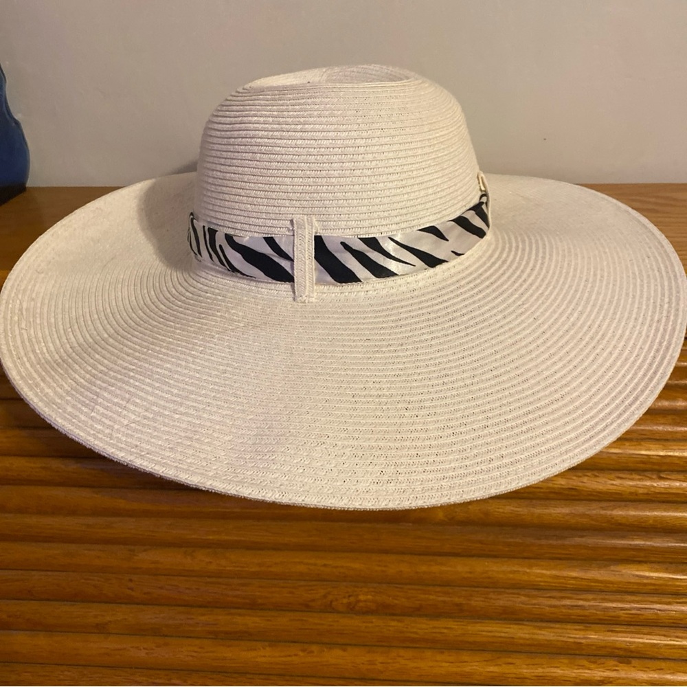 Elegant Cream Wide-Brim Hat with Zebra Accent
